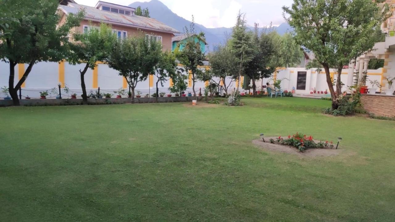 The Clover Inn Srīnagar Exterior foto