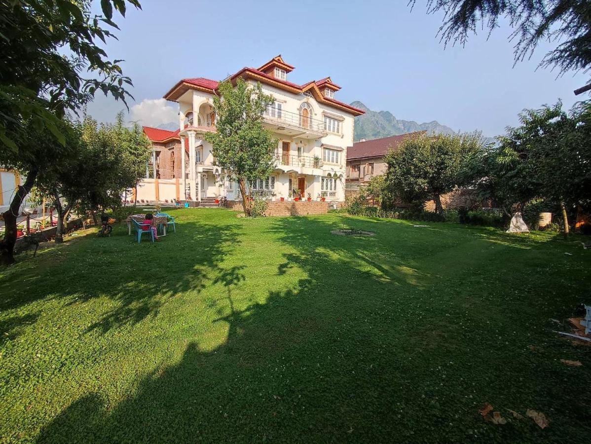 The Clover Inn Srīnagar Exterior foto