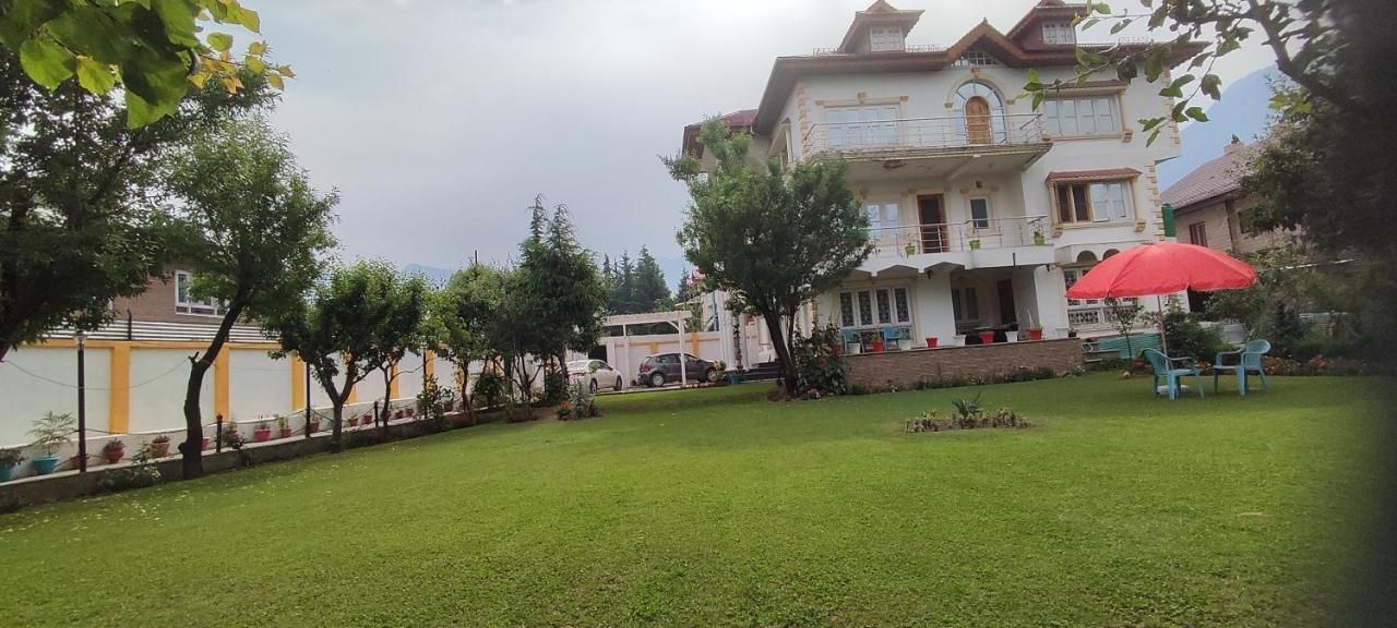 The Clover Inn Srīnagar Exterior foto