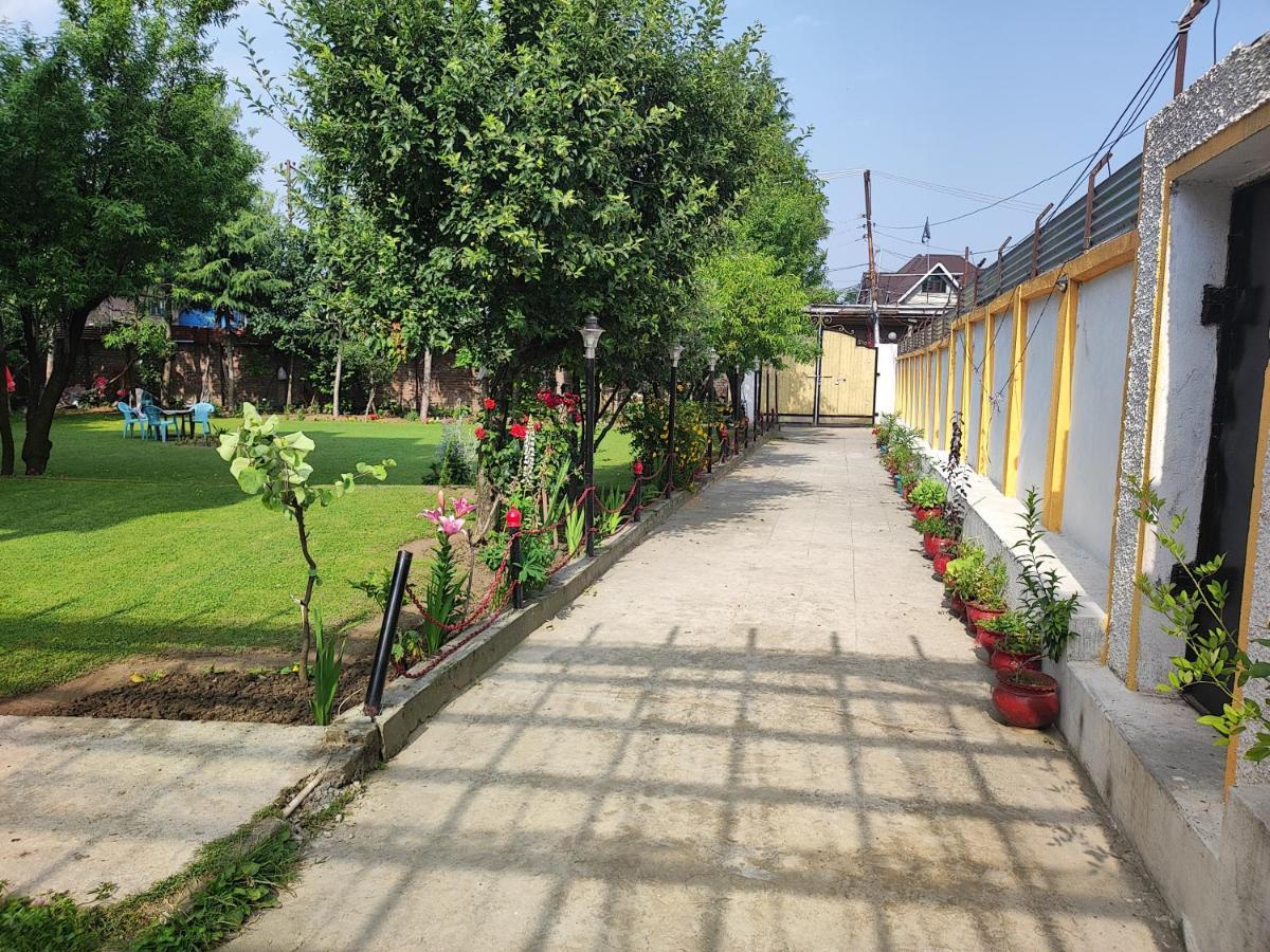 The Clover Inn Srīnagar Exterior foto