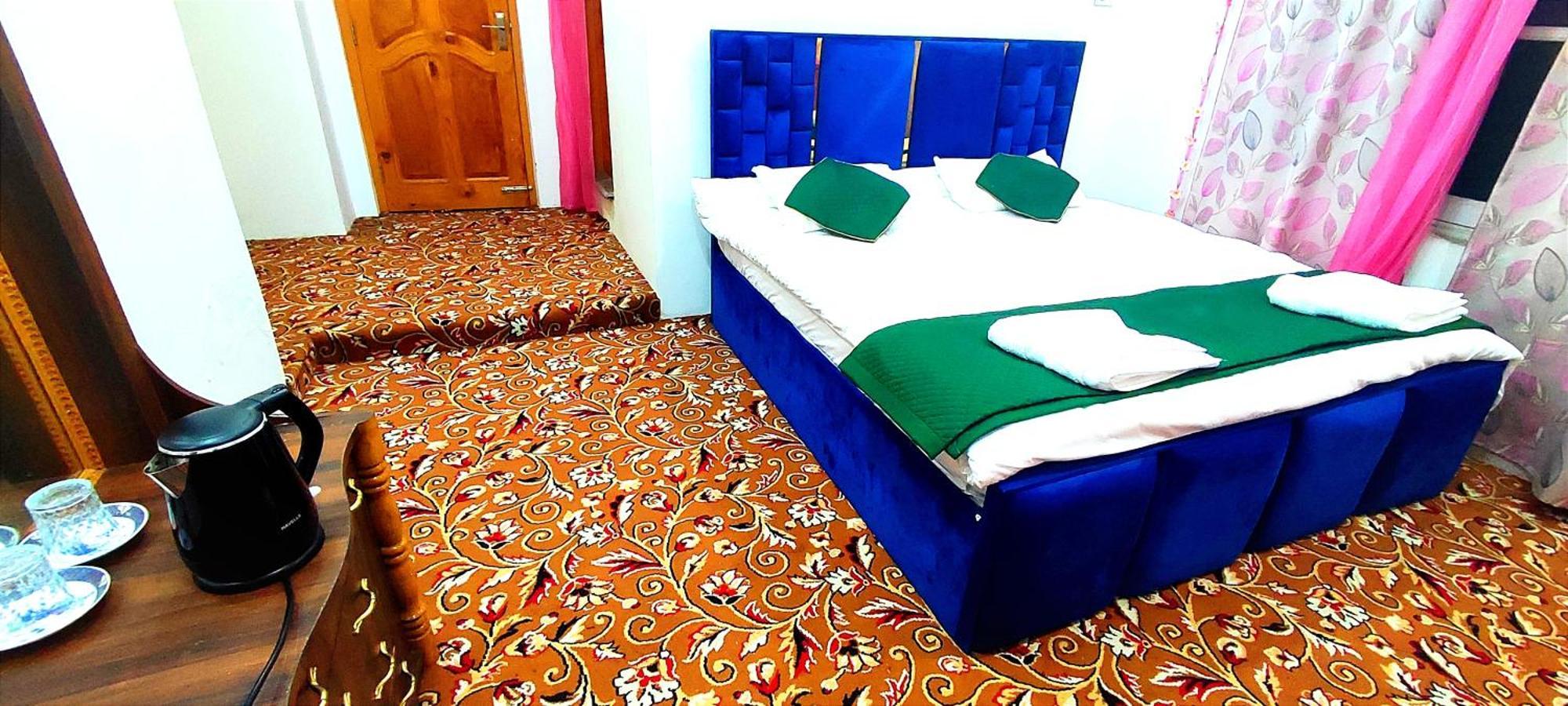 The Clover Inn Srīnagar Exterior foto