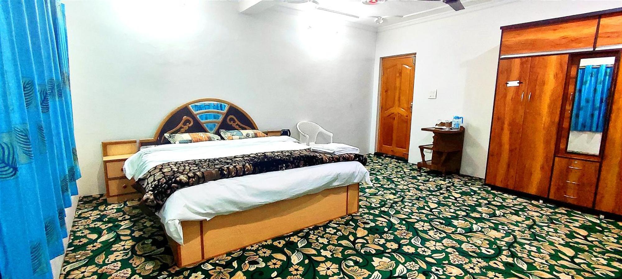 The Clover Inn Srīnagar Exterior foto